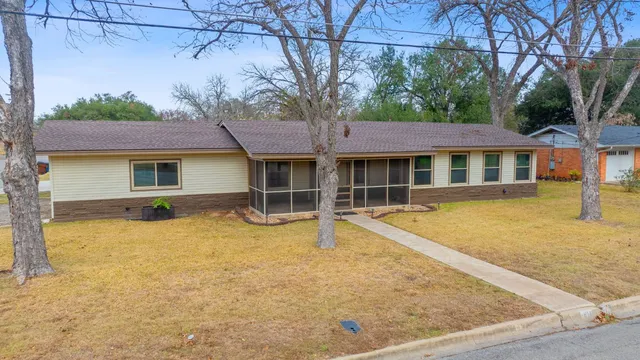$450,000 | 811 Nixon Street, Lockhart, TX 78644