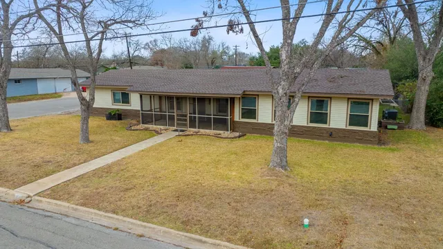 $450,000 | 811 Nixon Street, Lockhart, TX 78644