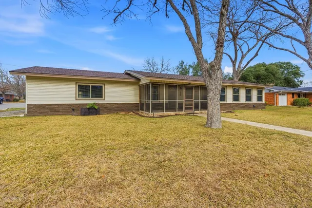 $450,000 | 811 Nixon Street, Lockhart, TX 78644