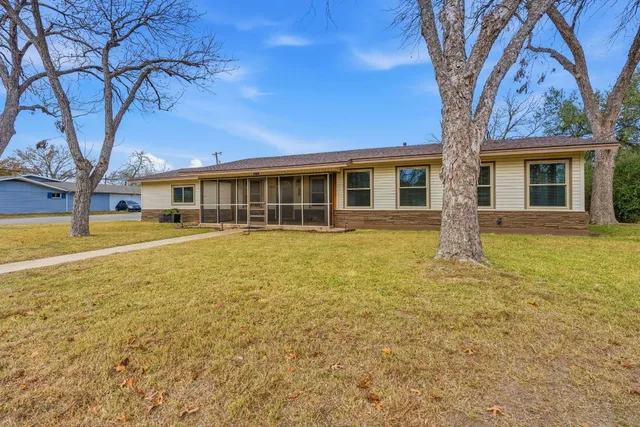 $450,000 | 811 Nixon Street, Lockhart, TX 78644