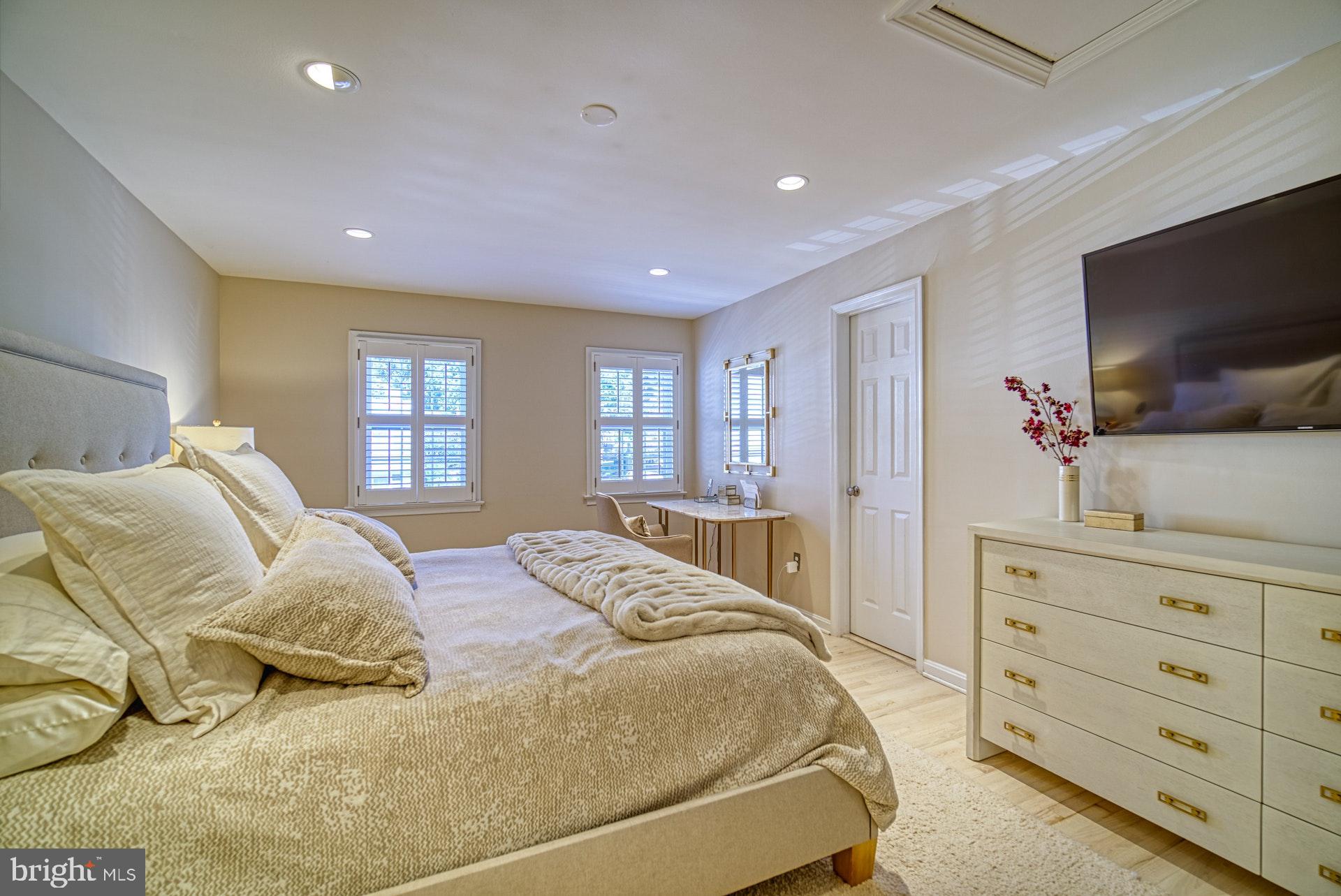 6745 Towne Lane Road McLean, VA 22101 - Photo 14 of 37 Crown molding, recessed lights, walk-in closet
