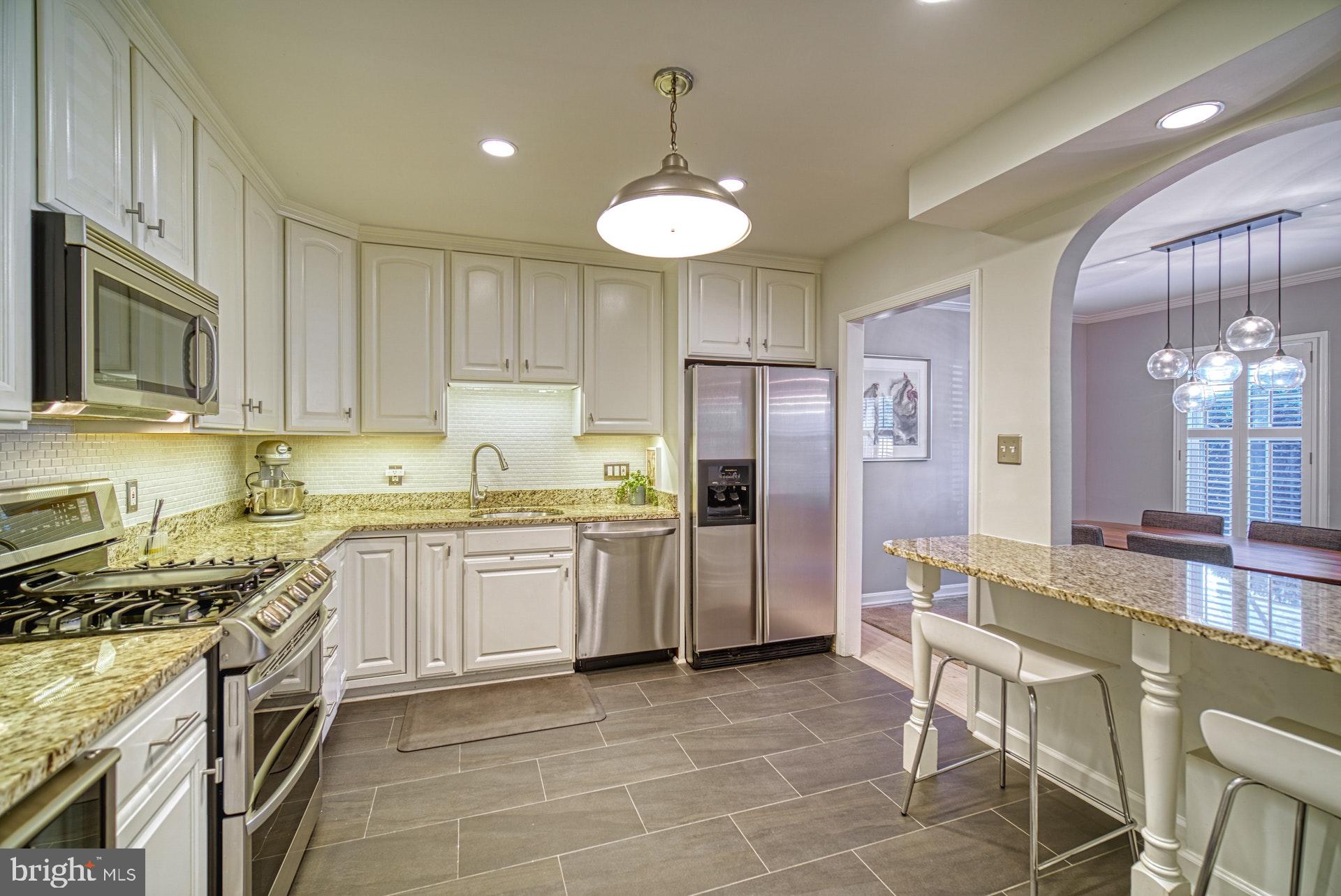 6745 Towne Lane Road McLean, VA 22101 - Photo 8 of 37 Stainless appliances, gas cooking, granite