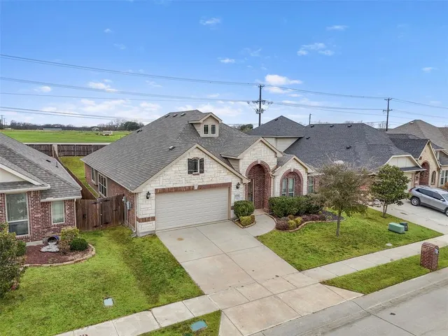 $350,000 | 1020 Broken Wheel Trail, Aubrey, TX 76227