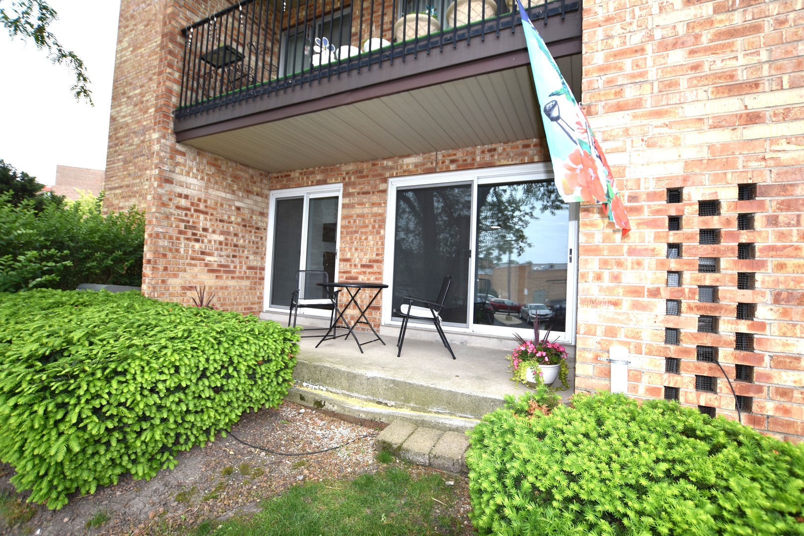 500 West Huntington Commons Road, Unit 157 Mount Prospect, IL 60056 - Photo 21 of 24 a view of a patio with table and chairs and potted plants
