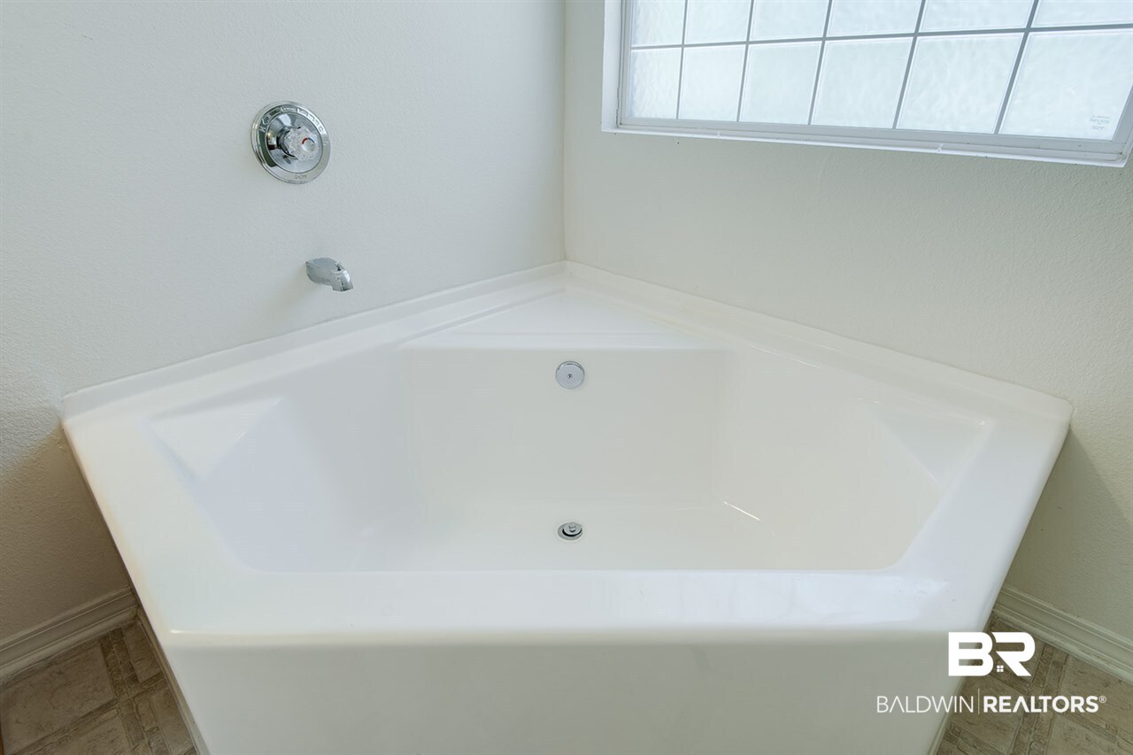 9673 Hollowbrook Avenue Fairhope, AL 36532 - Photo 24 of 31 Garden Tub