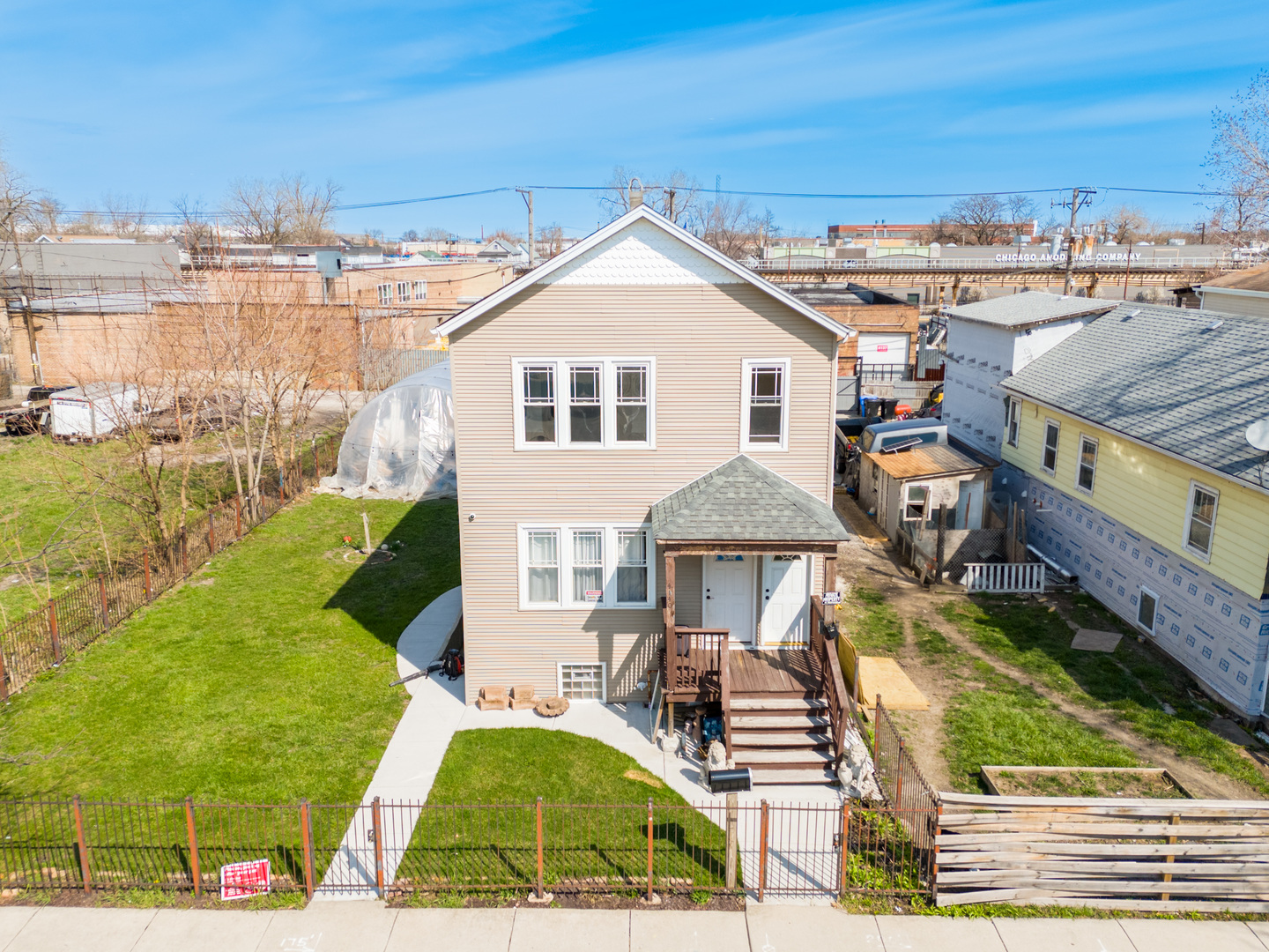 a view of a house with a yard