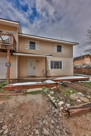 a view of a house with backyard and porch
