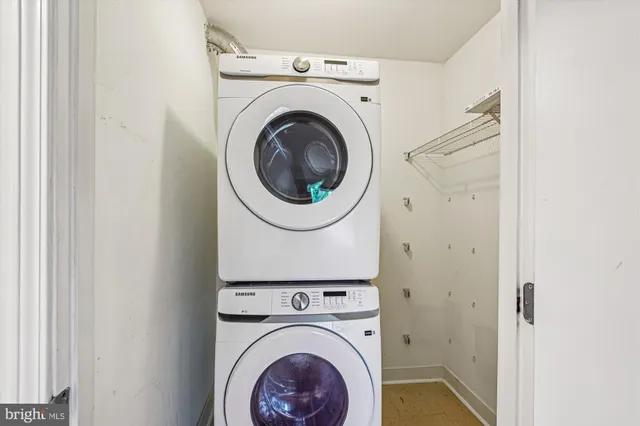 a view of a street and a yard of the house