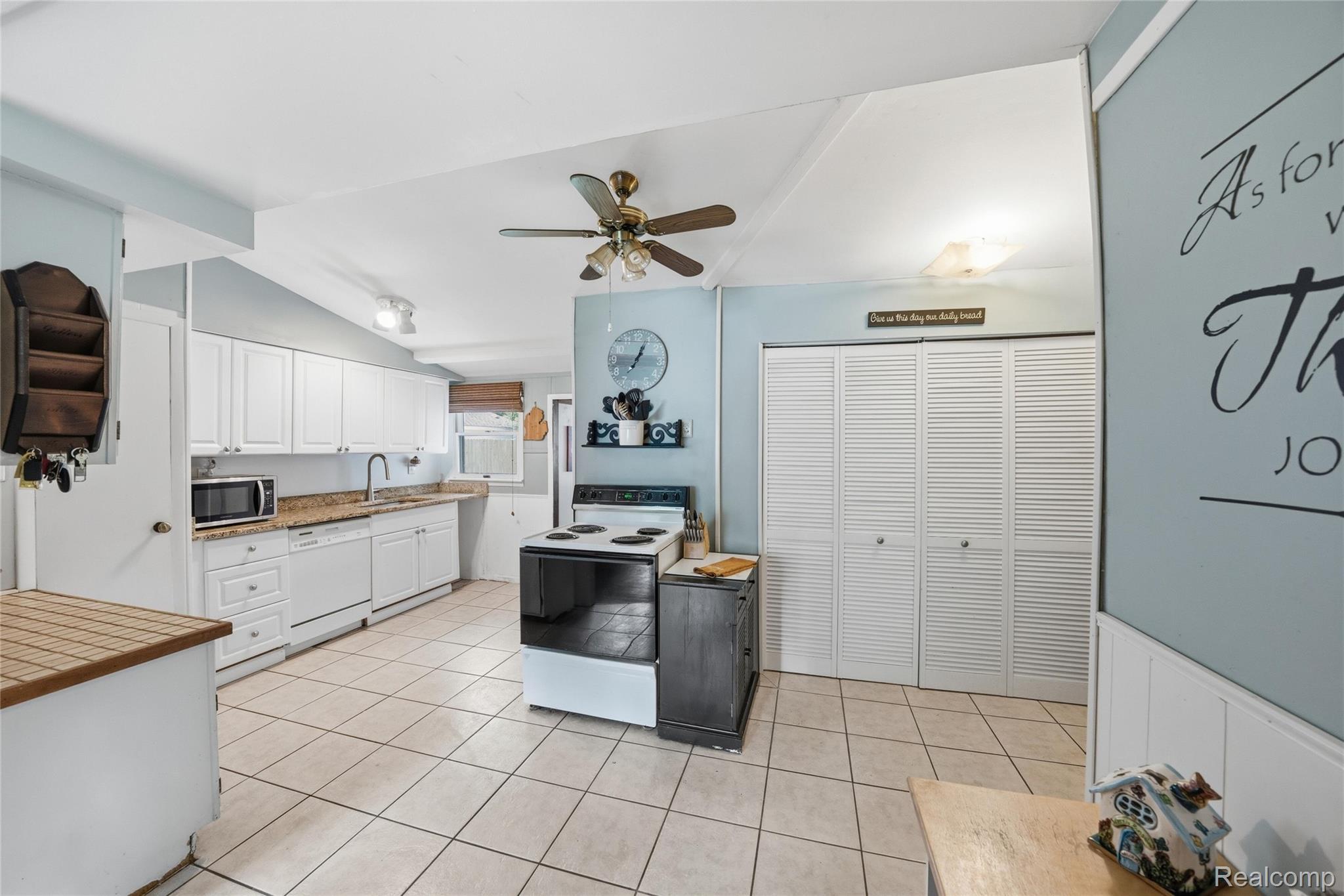 918 Pine Tree Road Lake Orion, MI 48362 - Photo 8 of 28 08_beyc6a51766c497f0.jpg