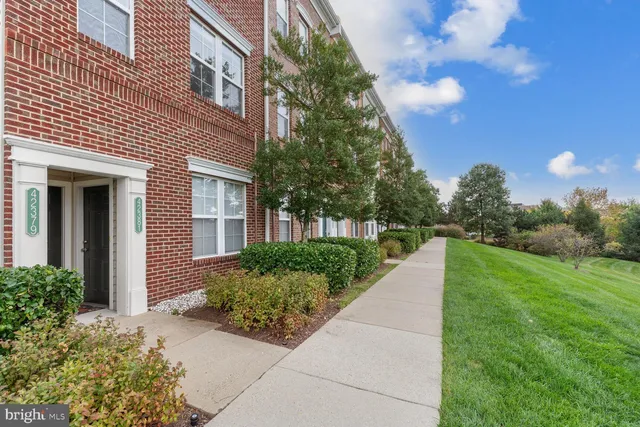 $2,600 | 42379 Goldenseal Square, Brambleton, VA 20148