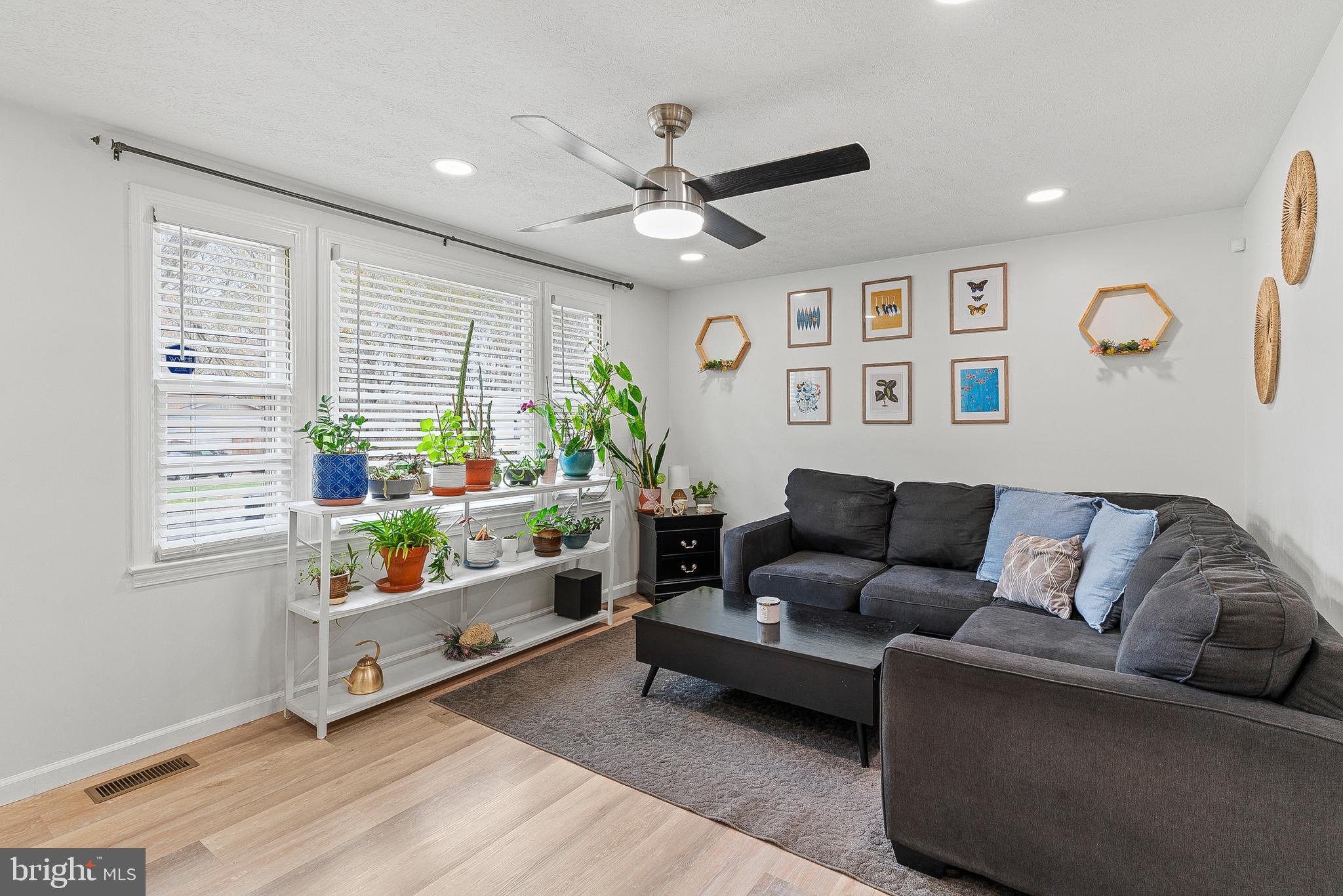 701 Eucla Drive Waldorf, MD 20601 - Photo 7 of 23 a living room with furniture and window