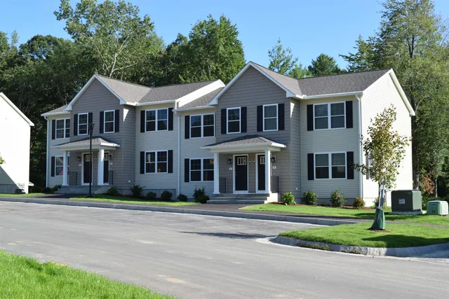 $3,050 | 1124 South Mammoth Road, Manchester, NH 03109