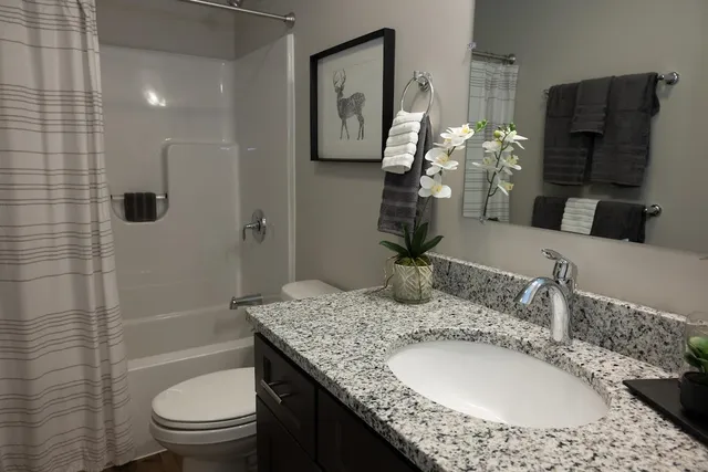 $3,050 | 1124 South Mammoth Road, Manchester, NH 03109