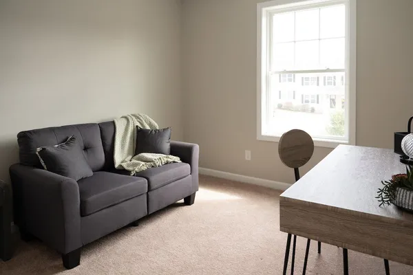 $3,050 | 1124 South Mammoth Road, Manchester, NH 03109