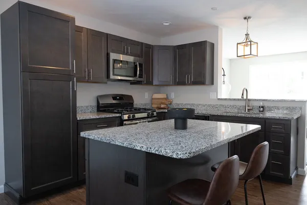 $3,050 | 1124 South Mammoth Road, Manchester, NH 03109