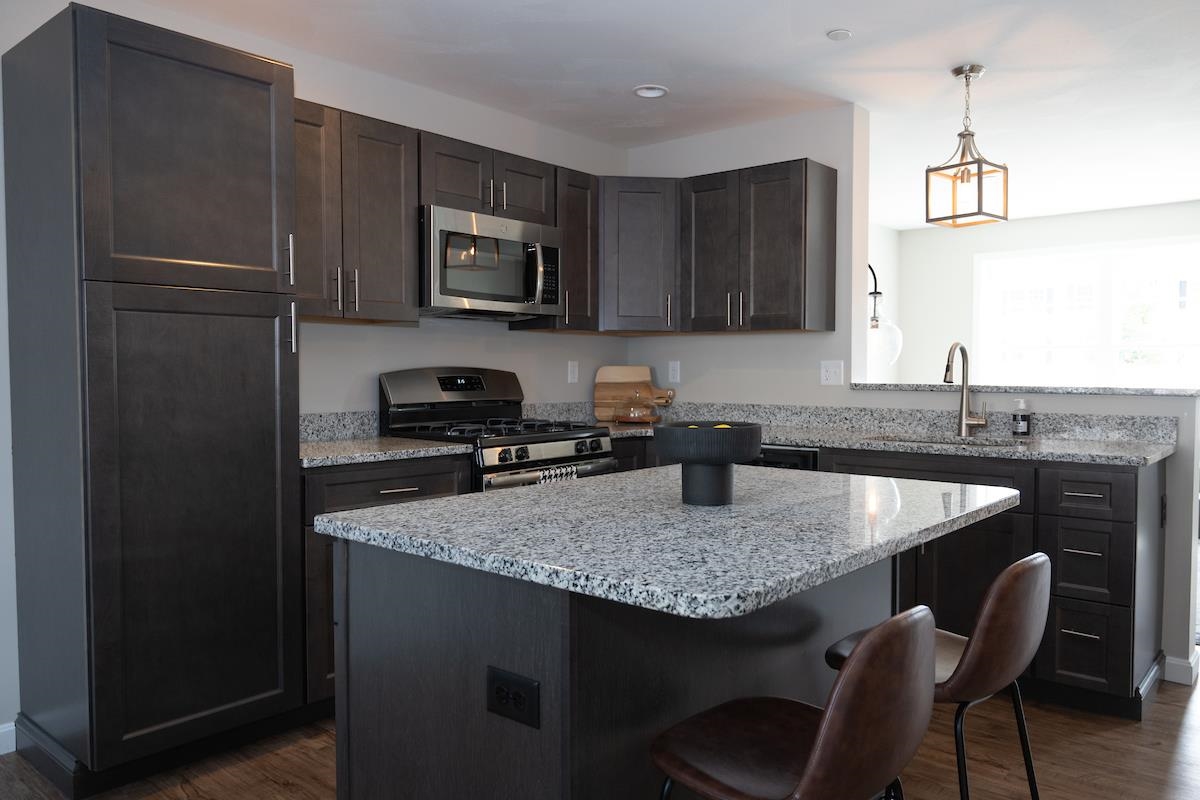 1124 South Mammoth Road Manchester, NH 03109 - Photo 4 of 18