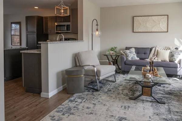 $3,050 | 1124 South Mammoth Road, Manchester, NH 03109