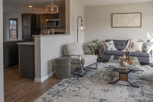 $3,050 | 1124 South Mammoth Road, Manchester, NH 03109