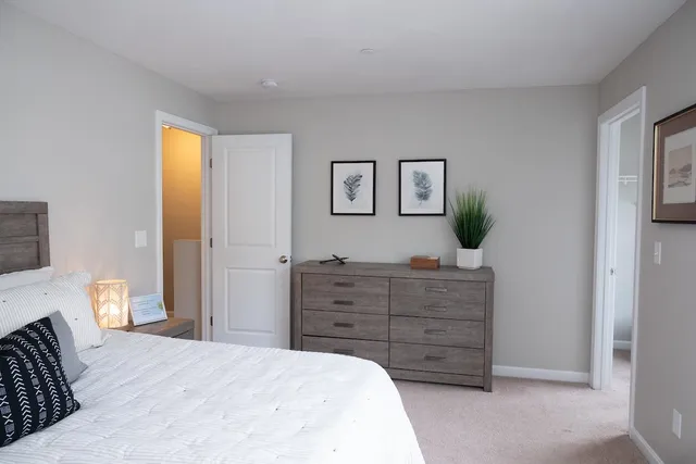 $3,050 | 1124 South Mammoth Road, Manchester, NH 03109