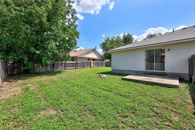 a view of a house with backyard and garden