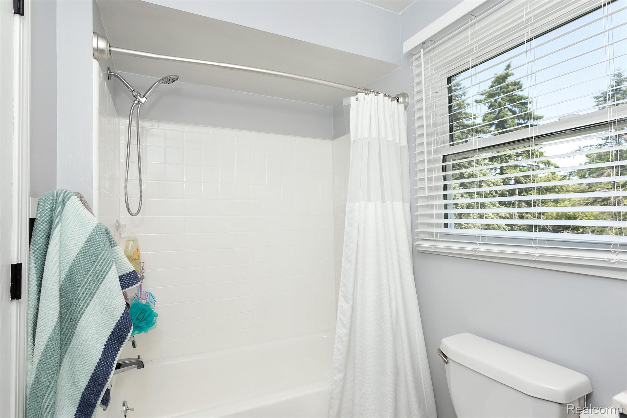 1024 Hayfield Road Rochester, MI 48306 - Photo 27 of 41 Tub and shower