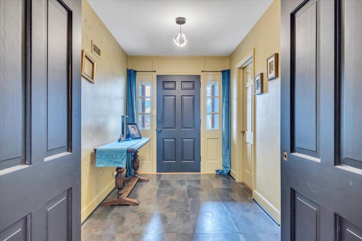 215 Chestnut Street Salem, VA 24153 - Photo 4 of 53 04-MIB05586