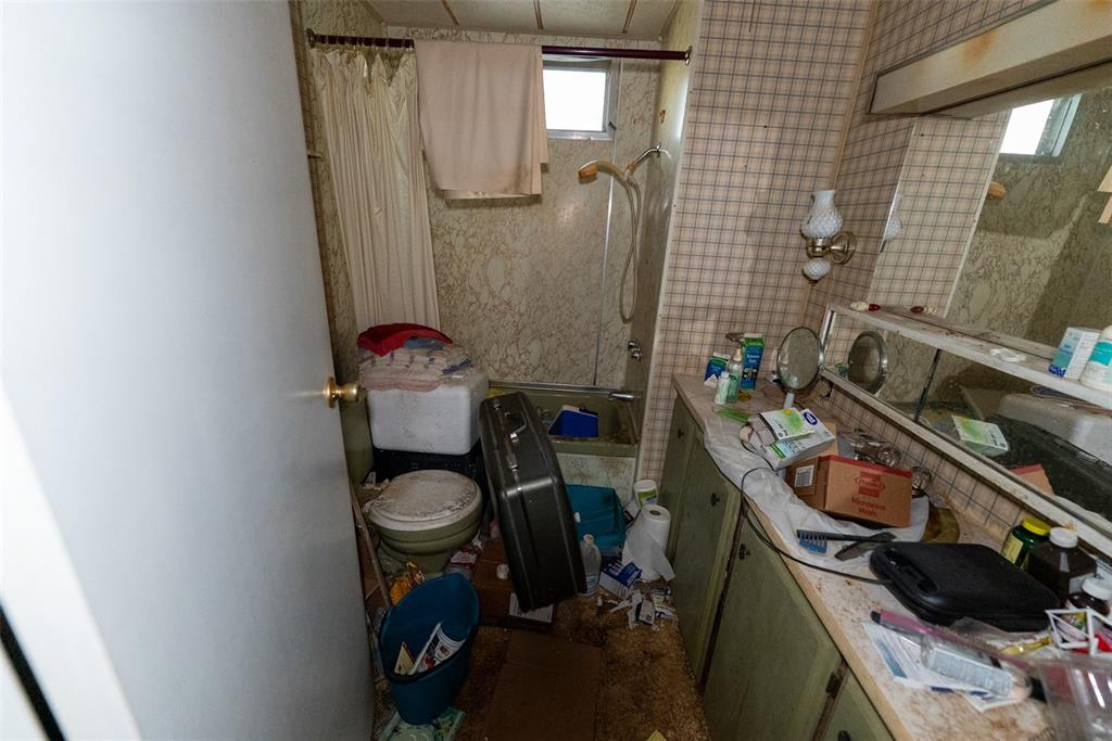 24971 Northeast 135th Street Salt Springs, FL 32134 - Photo 33 of 49 a bathroom with a sink and a mirror