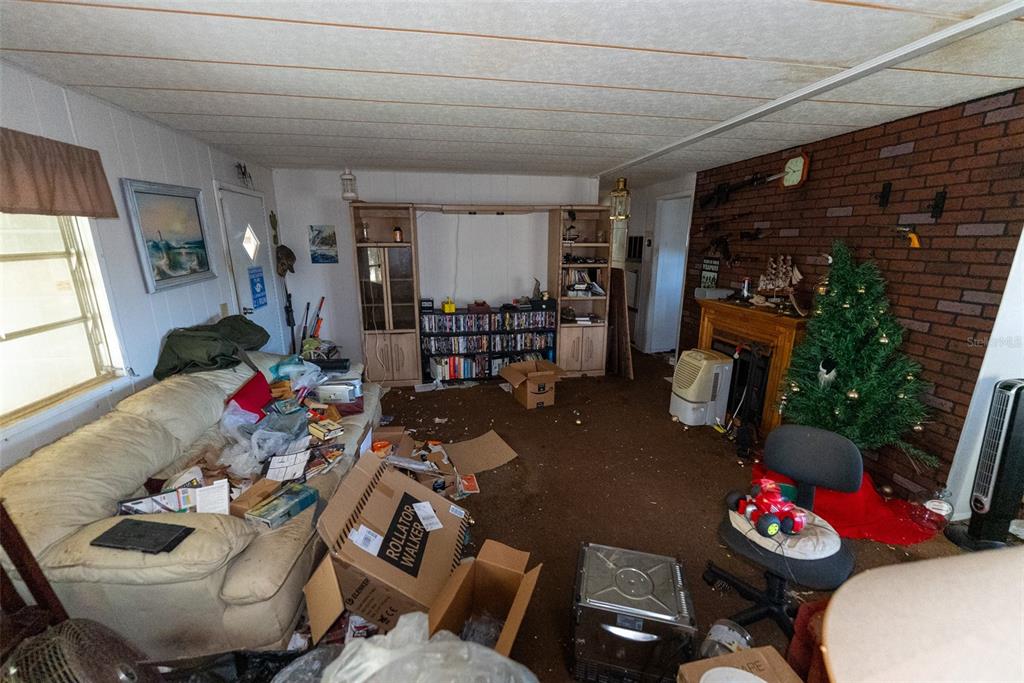 24971 Northeast 135th Street Salt Springs, FL 32134 - Photo 41 of 49 a living room with furniture and flowers
