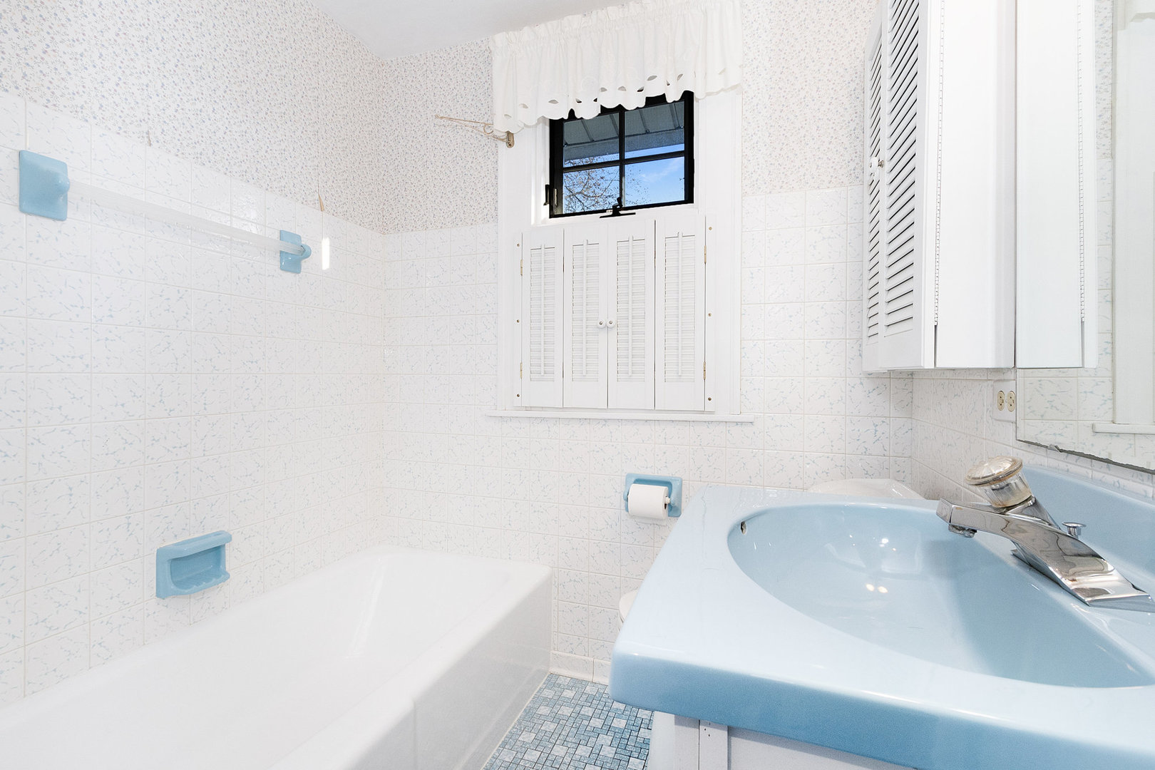 1909 Evergreen Road Homewood, IL 60430 - Photo 22 of 27 a bathroom with a sink and bathtub