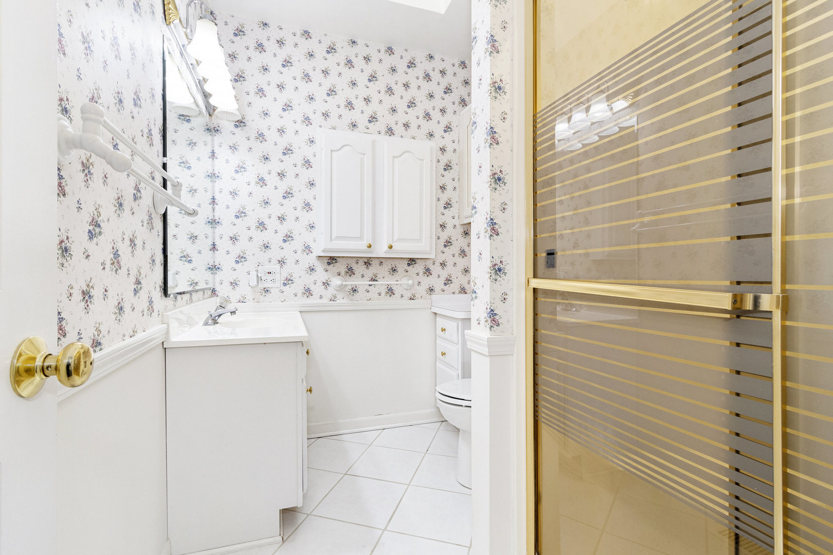 1909 Evergreen Road Homewood, IL 60430 - Photo 23 of 27 a bathroom with a sink mirror and a bathtub