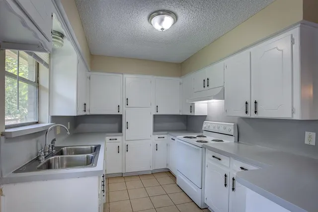 $450,000 | 609-611 Melbourne Road, Hurst, TX 76053