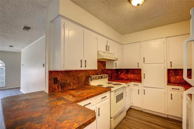 $450,000 | 609-611 Melbourne Road, Hurst, TX 76053