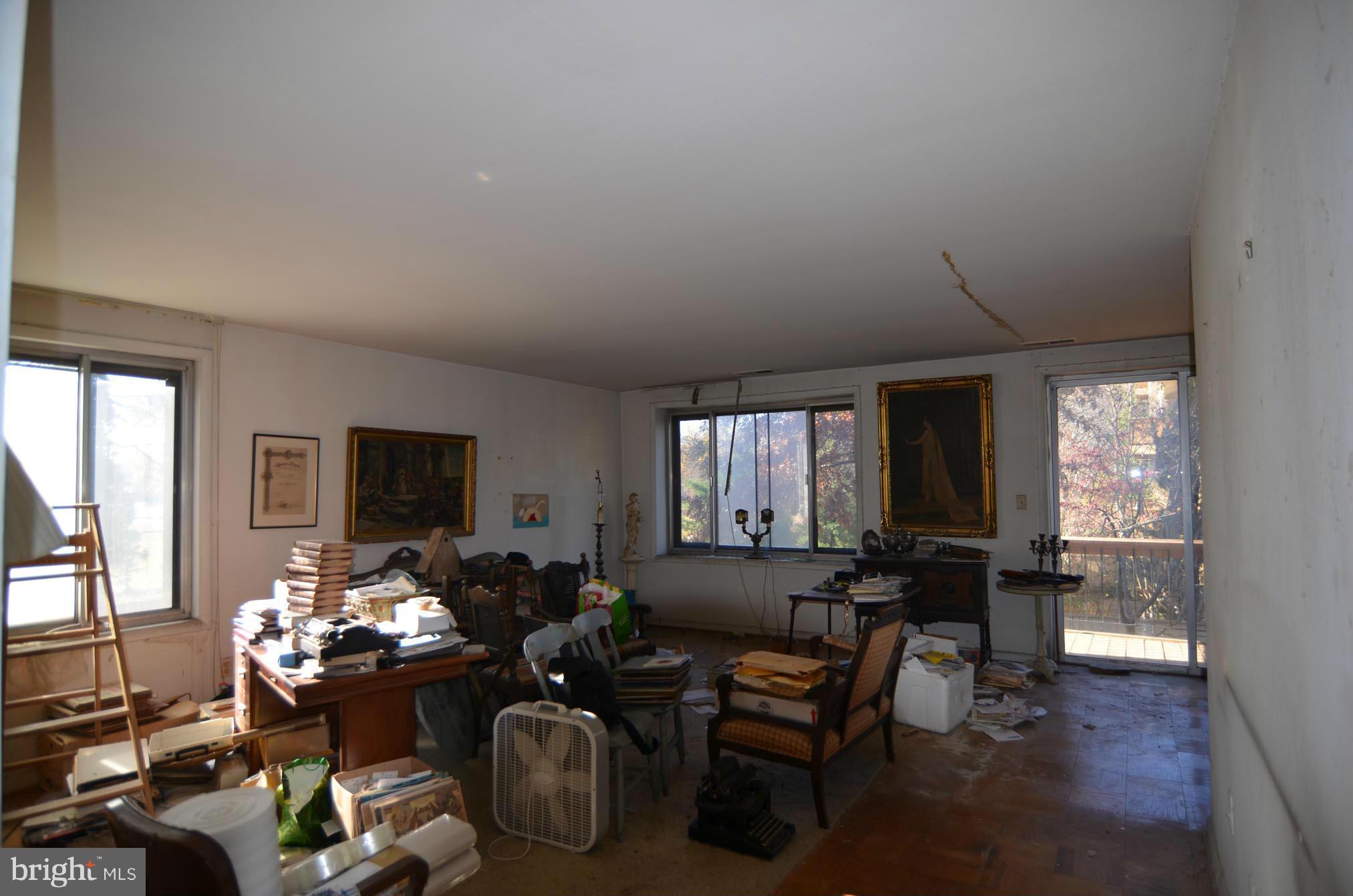 2 Cross Keys Road, Unit 2C Baltimore, MD 21210 - Photo 5 of 14 Living Room