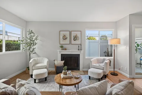 $499,000 | 1320 San Simeon Court, Unit 4, Ventura, CA 93003