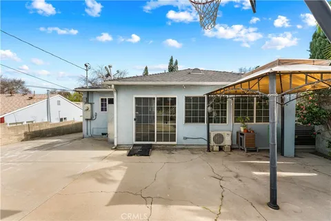 a view of a house with backyard