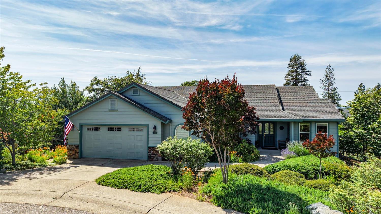 970 Morgan Ranch Drive Grass Valley, CA 95945 - Photo 70 of 76 a front view of a house with a yard