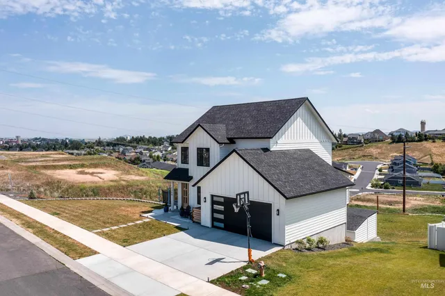 $899,000 | 1325 Southwest Panorama Drive, Pullman, WA 99163