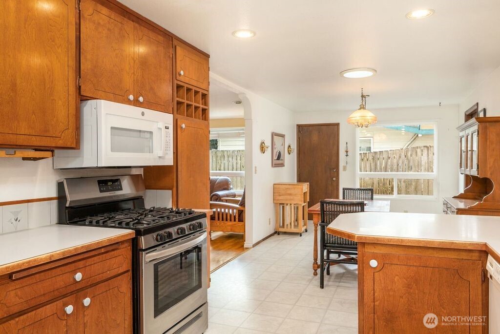 1708 Monterey Court Northeast Renton, WA 98056 - Photo 10 of 26