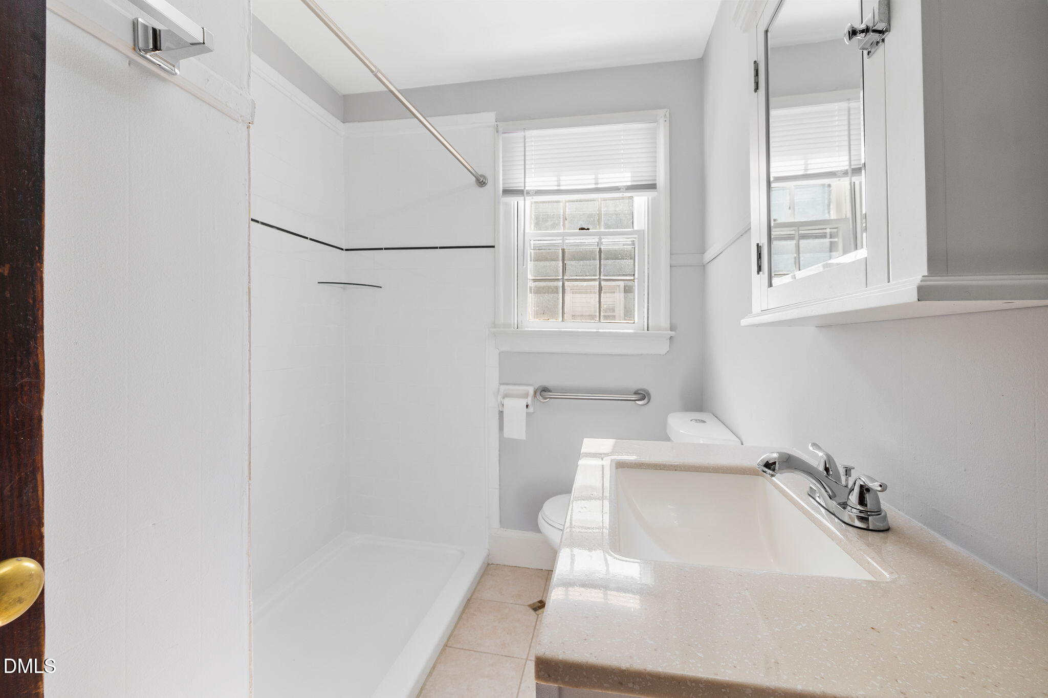 109 Lincoln Court Raleigh, NC 27610 - Photo 18 of 27 a bathroom with a sink window and tub