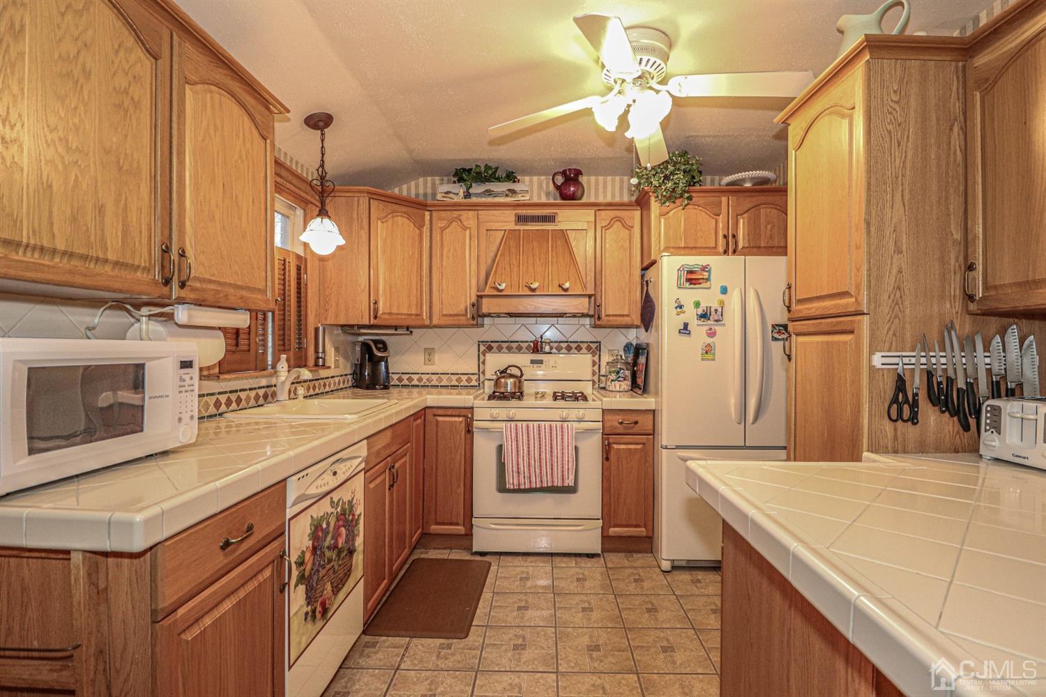 76 Conduit Way Colonia, NJ 07067 - Photo 8 of 30 Gallery Image 8