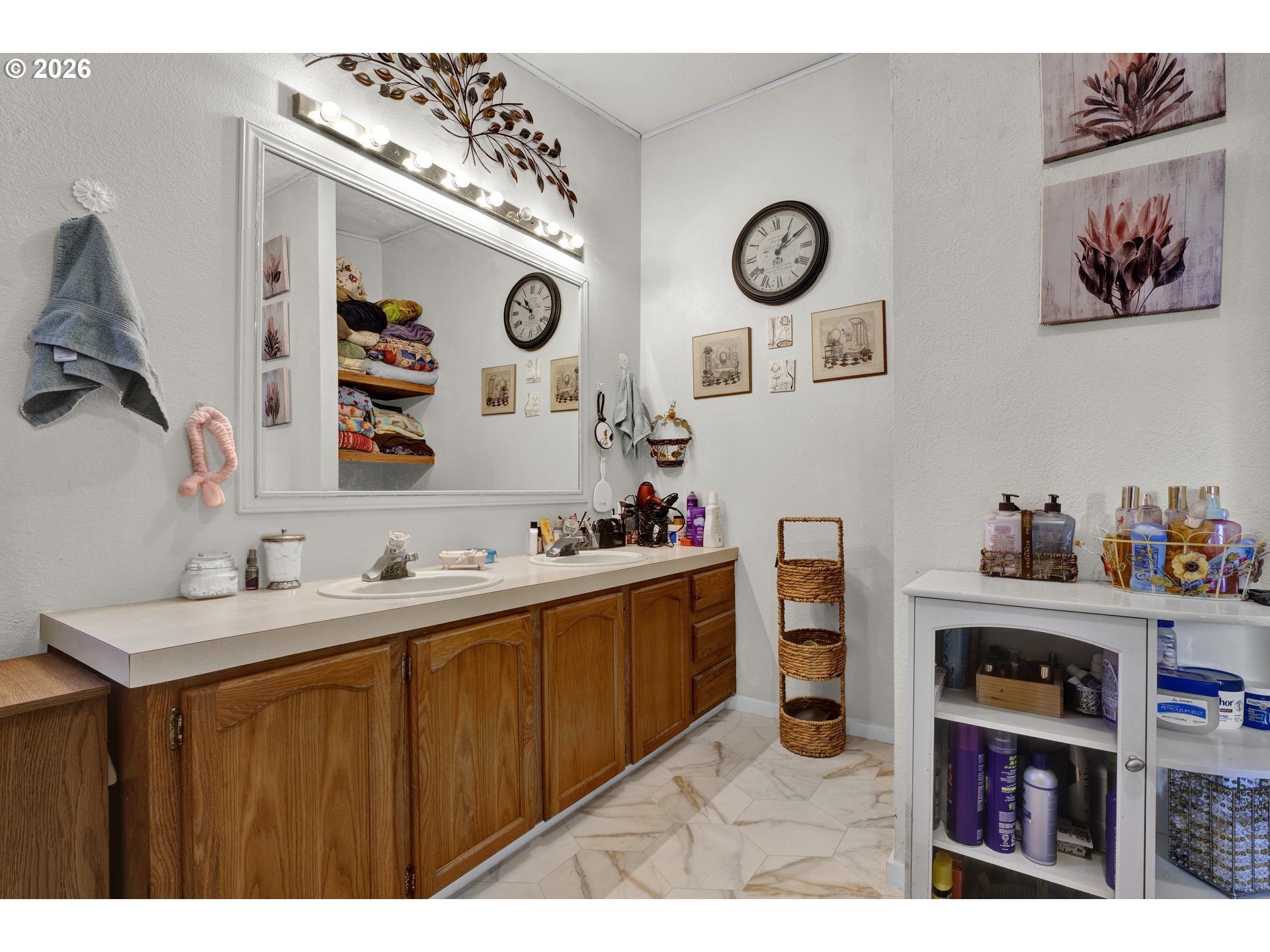 538 Lochaven Avenue Springfield, OR 97477 - Photo 22 of 41 En Suite Bathroom