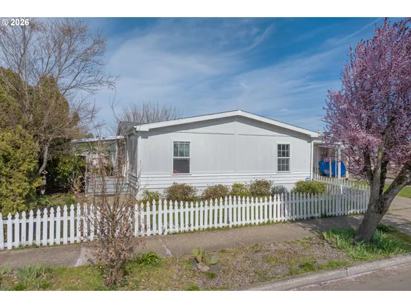 $240,000 | 538 Lochaven Avenue, Springfield, OR 97477