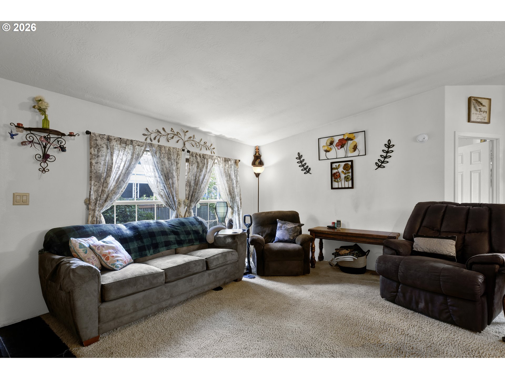 538 Lochaven Avenue Springfield, OR 97477 - Photo 8 of 41 Living Room