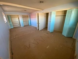 682 County Road 1038 Muleshoe, TX 79347 - Photo 7 of 23 an empty room with closet and mirror