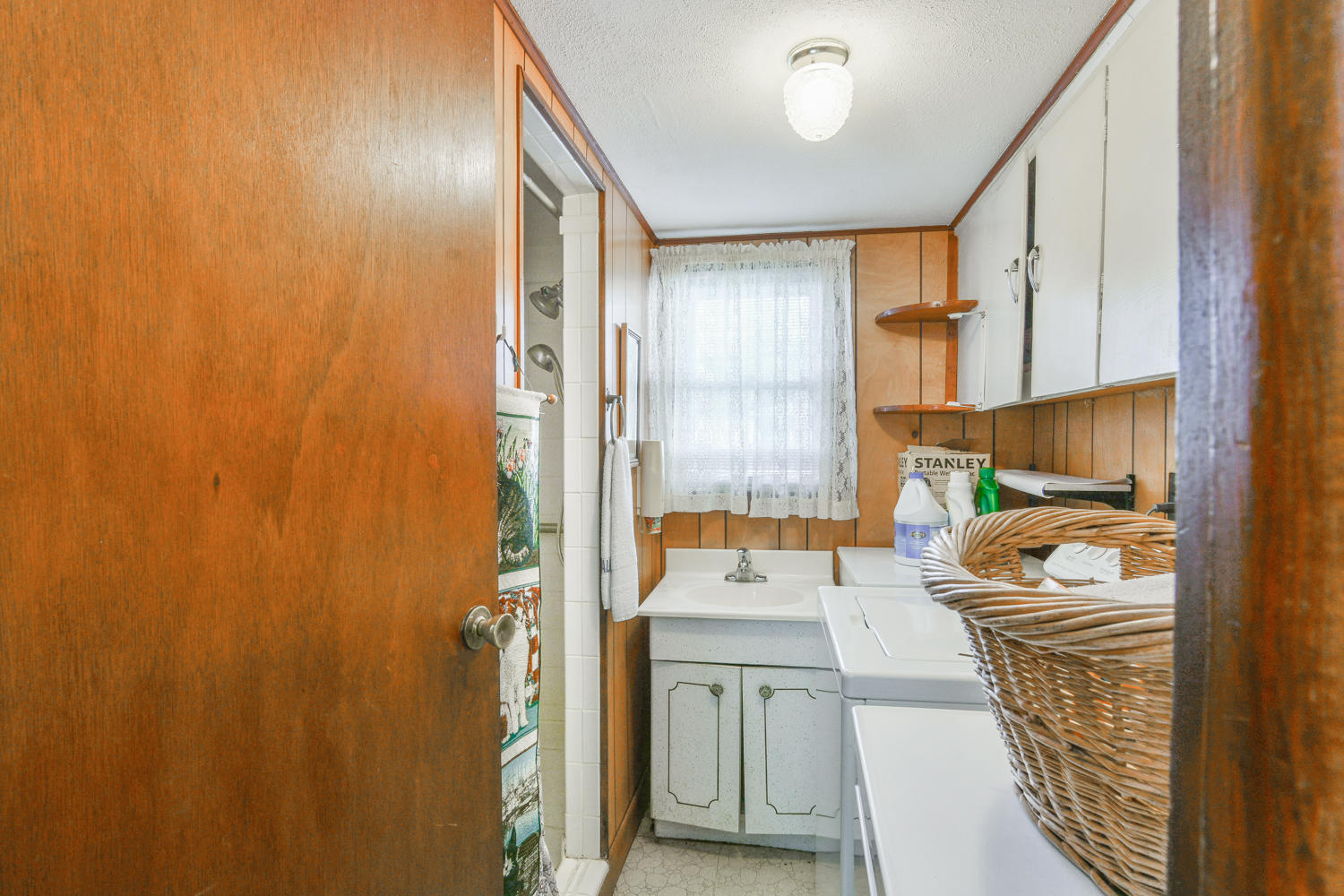 408 Walnut Street Erwin, TN 37650 - Photo 29 of 30 408 Walnut laundry full bath