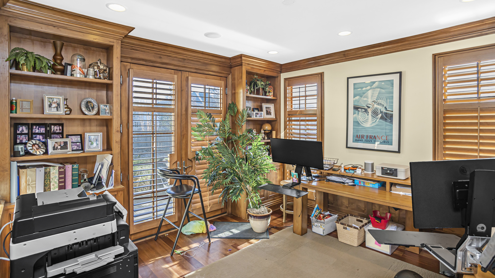 833 Chatham Road Glenview, IL 60025 - Photo 19 of 50 a room with furniture and book shelf