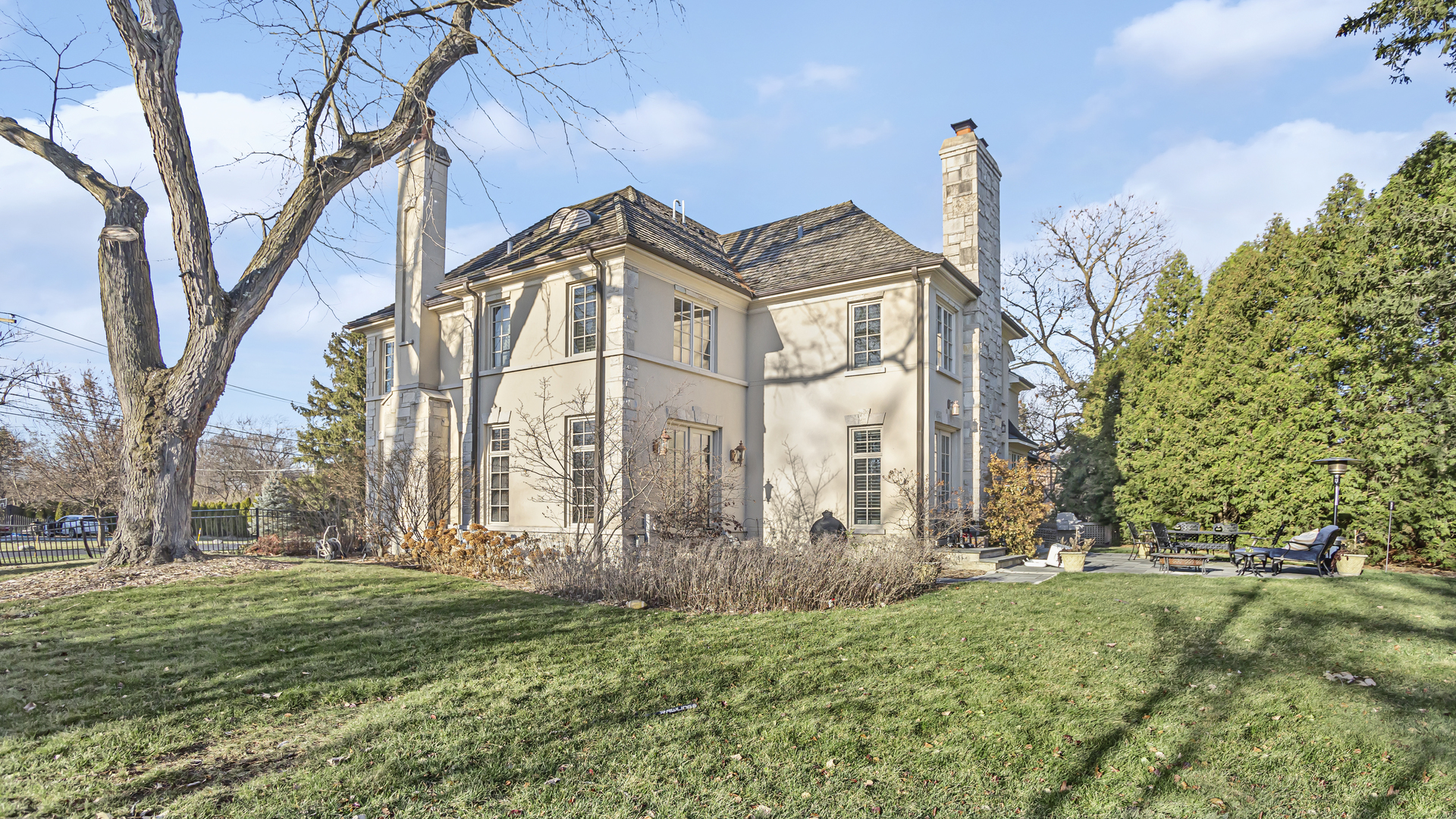 833 Chatham Road Glenview, IL 60025 - Photo 5 of 50 a front view of a house with garden