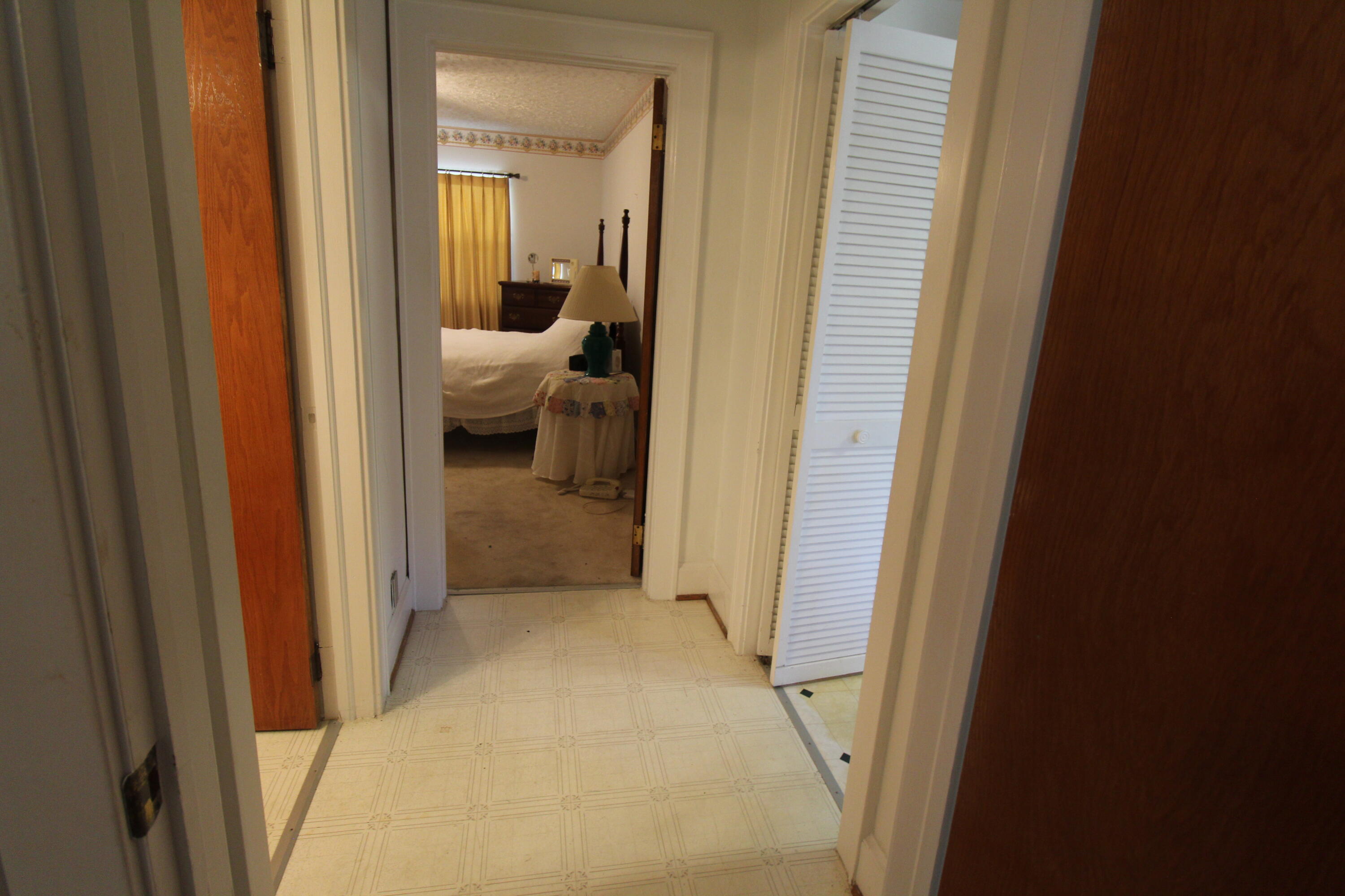118 Central Avenue Hinton, WV 25951 - Photo 20 of 34 Hallway