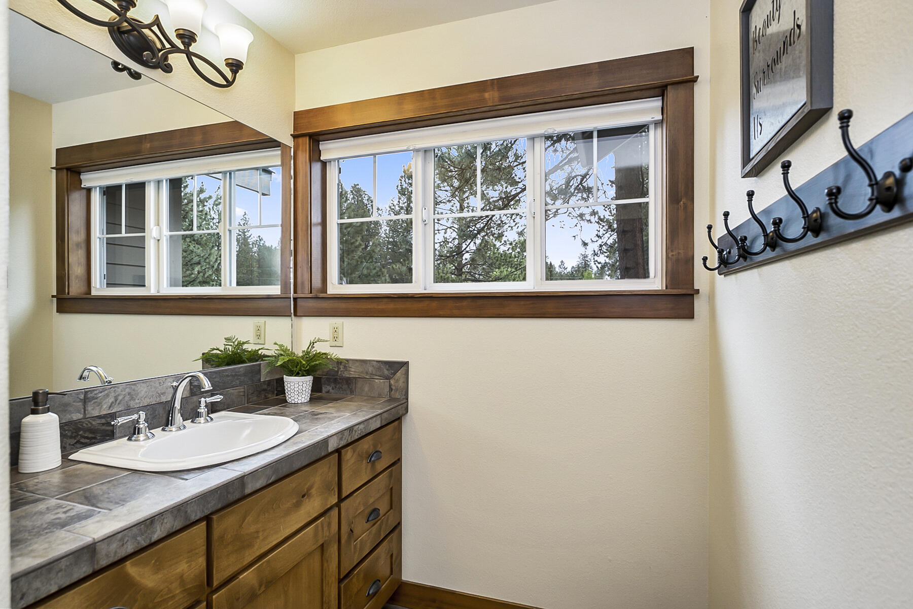 60819 Currant Way Bend, OR 97702 - Photo 26 of 44 Guest bath