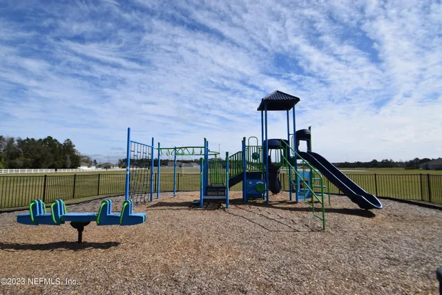 a view of sitting area with furniture